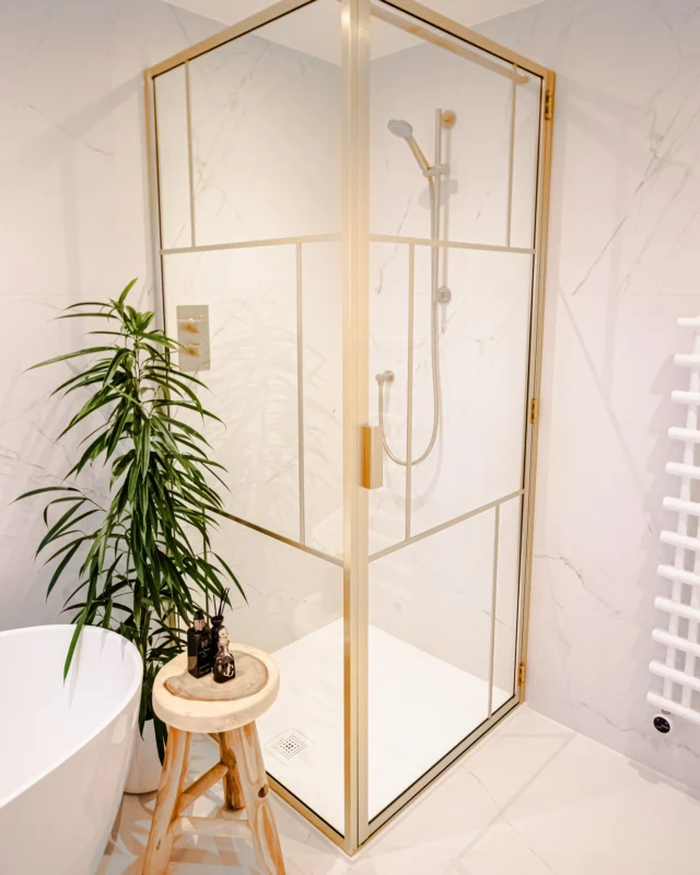 A before and after of this beautiful hers bathroom 💕

Brushed brass and pink hitting all the aesthetic goals in this room. With a gorgeous @drenchshowers shower enclosure complemented by white and pink tonnes throughout. 

This was one of three rooms we completed at the beginning of the year.  Stay tuned for other rooms! 

Double tap if you love this space 🫶🏻

#pinkbathroom #pinkbathrooms #pinkandgold #brushedbrass #bathroominspirations
